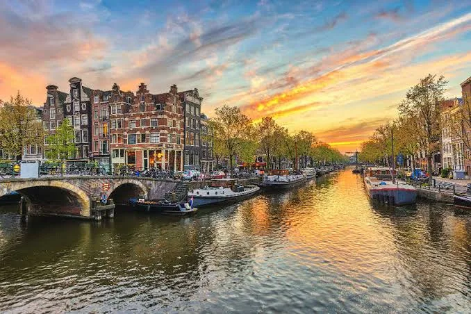 Amsterdam Travel Guide – Canals, Museums & Best Itinerary