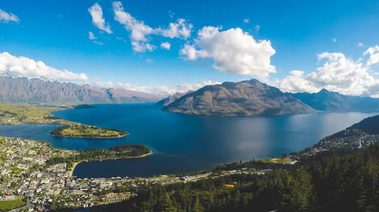 Milford Sound Travel Guide – Cruises, Views & Best Time to Visit